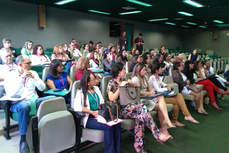 Cerca de 50 servidores do Centro de Hemoterapia e Hematologia do Pará (Hemopa) concluíram na manhã desta sexta-feira (18), o curso "Coaching no Serviço Público". A capacitação in company aconteceu na sede do órgão, com evasão zero e avaliação exitosa pelos concluintes. A presidente do Hemopa, Ana Suely Saraiva comemorou os resultados alcançados através da parceria com a EGPA. "Observamos a satisfação dos nossos servidores em se verem valorizados por estar oportunizados a aprimorar os seus conhecimentos", disse. A autarquia esteve representada pela coordenadora de qualificação, Iracema Cordeiro, pelo coordenador do curso, o servidor Fabiano Sarges e pela chefe de gabinete Cristina Vasconcelos, que destacou a importância da ação para a sociedade. "Nós priorizamos o melhoramento do atendimento ao público, que é a nossa finalidade. Quando realizamos uma qualificação nesta natureza, com demanda específica de uma instituição, é fantástico, porque estamos formando servidores para melhor servir", frisou.
FOTO: ASCOM / HEMOPA
DATA: 18.05.2018
BELÉM - PARÁ <div class='credito_fotos'>Foto: Ascom Hemopa | <a href='/midias/2018/originais/ac5122a3-0c65-45b1-ae9e-3a2aa110dc50.jpg' download><i class='fa-solid fa-download'></i> Download</a></div>