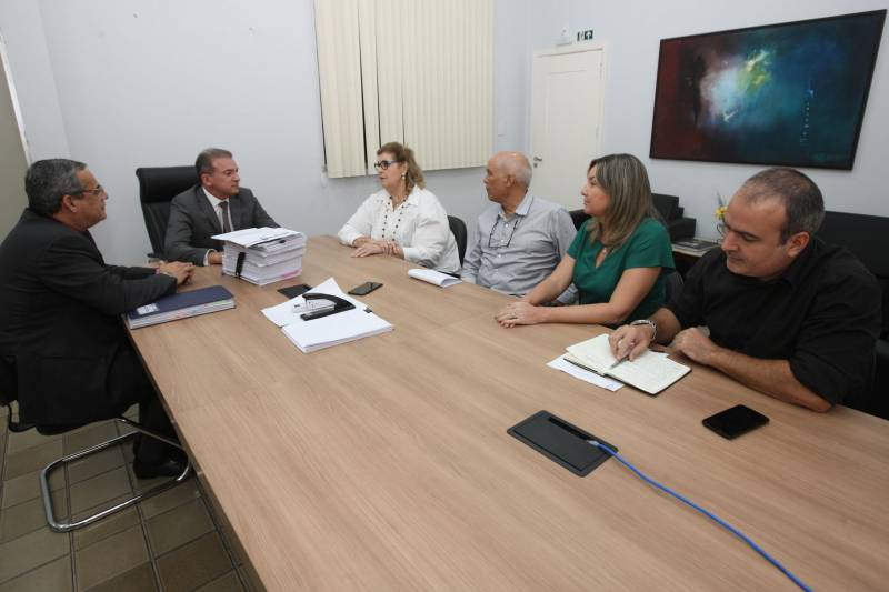 A comissão do governo atual, comandada pelo Procurador-Geral do Estado, Ophir Cavalcante Júnior, e pelo Auditor-Geral do Estado, Roberto Amoras, se reuniu nesta terça-feira (27), com os membros da comissão do governo eleito, Maria Eugenia Rio, Eduardo Ribeiro, Hana Sampaio Ghassan e Fabrício de Paula.

FOTO: CARLOS SODRÉ / AG. PARÁ
DATA: 27.11.2018
BELÉM - PARÁ <div class='credito_fotos'>Foto: CARLOS SODRÉ / AG. PARÁ    |   <a href='/midias/2018/originais/ac5c63ea-bb2a-4233-abc5-ffedcb4dbaa9.jpg' download><i class='fa-solid fa-download'></i> Download</a></div>