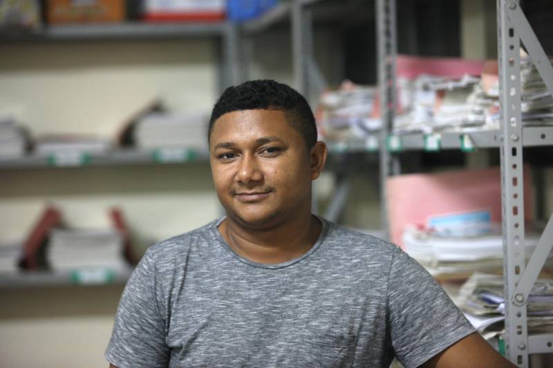 Candidato à certificação do ensino fundamental, o morador da Ilha de Cotijuba, Ivanilson Ferreira, de 25 anos (foto), resolveu procurar o Ceeja/Belém porque desejava mudar de profissão e, para isso, tomou a decisão de retomar os estudos, parados há oito anos.
FOTO: MARCELO LELIS / AG. PARÁ
DATA: 15.05.2018
BELÉM - PARÁ <div class='credito_fotos'>Foto: Marcelo Lelis / Ag. Pará | <a href='/midias/2018/originais/ac60253b-6493-4603-bd4b-e7e5f9d4fa97.jpg' download><i class='fa-solid fa-download'></i> Download</a></div>