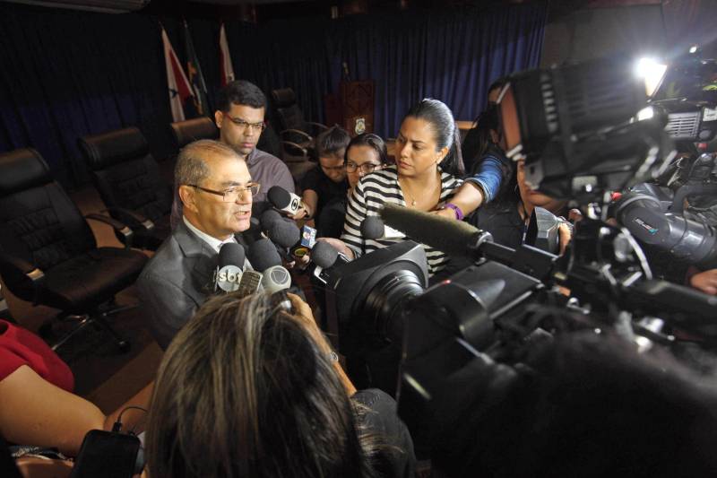 Foi iniciada, ainda na noite da segunda-feira (9), uma operação de reforço policial nas ruas da capital paraense e dos demais municípios da Região Metropolitana de Belém (RMB). O maior efetivo nas ruas foi colocado logo após as mortes registradas ao longo daquele dia. As investigações iniciaram e as vítimas já foram identificadas. Além disso, uma sala de situação foi implantada no Centro Integrado de Operações (Ciop) para traçar e definir metas para as operações, comandada pela Secretaria de Estado de Segurança Pública e Defesa Social (Segup). Essas informações foram divulgadas na terça-feira (10) em coletiva de imprensa, na sede da Delegacia Geral da Polícia Civil, em Belém. Entre as 13 mortes registrados na segunda-feira está a do policial militar Joaquim Nunes Silva. Os outros 12 eram civis e apenas um ainda não foi identificado ainda. E 9 dos 12 civis têm passagem pela polícia. Na foto, o secretário de segurança pública Luiz Fernandes.
FOTO: SIDNEY OLIVEIRA / AG. PARÁ
DATA: 10.04.2018
BELÉM - PARÁ <div class='credito_fotos'>Foto: Sidney Oliveira/Ag. Pará | <a href='/midias/2018/originais/ac629365-db6a-4535-ba68-672450a059d1.jpg' download><i class='fa-solid fa-download'></i> Download</a></div>