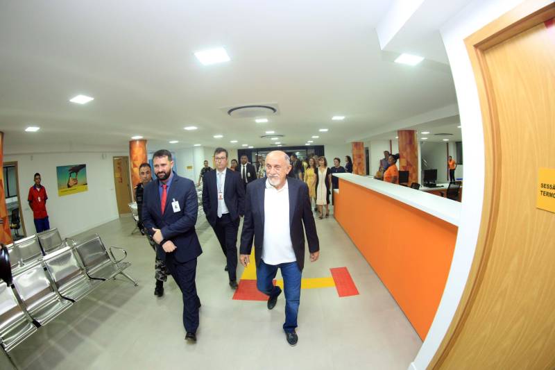 Um espaço moderno, com atendimento de alta qualidade. Assim é o Centro Integrado de Inclusão e Reabilitação (CIIR), inaugurado pelo Governo do Estado na tarde desta quarta-feira (30). O centro integra vários serviços em um único local. Da assistência médica, odontológica, passando pela reabilitação, capacitação, oficinas para produção de próteses e serviço de apoio e diagnósticos em crianças, jovens e adultos com deficiência no Estado do Pará. Localizado na rodovia Arthur Bernardes, em Belém, às margens da Baía do Guajará, o Centro Integrado é o primeiro na região Norte e fica em uma área total de mais de 40 mil metros quadrados. A obra foi iniciada em março de 2014 e está orçada em mais de R$ 32 milhões, recursos do tesouro estadual. O CIIR faz parte das ações previstas pelo Governo do Estado ampliando os serviços já oferecidos pela Secretaria de Estado de Saúde Pública (Sespa).
FOTO: THIAGO GOMES / AG. PARÁ
DATA: 30.05.2018
BELÉM - PARÁ <div class='credito_fotos'>Foto: Thiago Gomes /Ag. Pará | <a href='/midias/2018/originais/ac660035-2622-4ce5-ae74-3114e7e01651.jpg' download><i class='fa-solid fa-download'></i> Download</a></div>