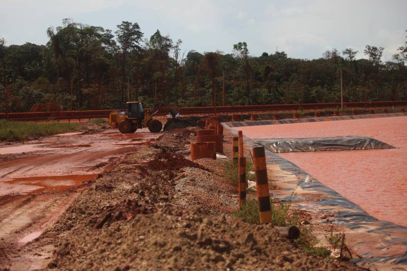 Por conta do não cumprimento do prazo de 48 horas dado pelo Governo do Estado para que a Hydro (foto) reduzisse os níveis das bacias de resíduos ao nível de pelo menos um metro, a Secretaria de Meio Ambiente e Sustentabilidade (Semas) notifica a empresa, na manhã desta terça-feira (27), com a determinação de que reduza a produção da refinaria em 50%. A Semas também triplicará a multa definida anteriormente, cumprindo a legislação ambiental em vigor, chegando a cerca de R$ 1 milhão por dia de descumprimento (300 mil Unidades de Padrão Fiscal). A empresa informou formalmente que reduziu os índices, mas não integralmente no total determinado de um metro. A determinação de redução emitida pela Semas reforça ainda que devem ser mantidos e ampliados os esforços para tratamento dos efluentes e de redução dos níveis das bacias. As equipes da Semas permanecem em campo 24 horas, trabalhando em conjunto com a Defesa Civil e outros órgãos, monitorando a situação.
FOTO: IGOR BRANDÃO / AG. PARÁ
DATA: 24.02.2018
BARCARENA - PARÁ <div class='credito_fotos'>Foto: IGOR BRANDÃO / AG. PARÁ | <a href='/midias/2018/originais/ac80ff5e-18df-47e0-bafb-8023617f706e.jpg' download><i class='fa-solid fa-download'></i> Download</a></div>