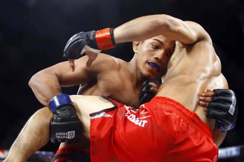 O mundo do MMA conheceu neste sábado os novos guerreiros paraenses. Dos 34 lutadores que entraram no octógono do Jungle Fight 93, 31 representaram o estado. Destaque para Ivanildo Monstrinho e Francisco Figueiredo, que conquistaram os cinturões interinos das categorias 57kg e 61kg, respectivamente, diante do público que lotou o Centro de Convenções da Amazônia – Hangar, com apoio da Secretaria de Estado de Esporte e Lazer.
FOTO: THIAGO GOMES / AG. PARÁ
DATA: 28.04.2018
BELÉM - PARÁ <div class='credito_fotos'>Foto: Thiago Gomes /Ag. Pará | <a href='/midias/2018/originais/ac81e7b6-5db4-4248-9a56-edee28fa699d.jpg' download><i class='fa-solid fa-download'></i> Download</a></div>