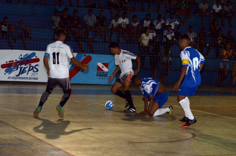 Uma intensa programação cultural, social e esportiva movimenta a cidade de Mãe do Rio, nesta sexta-feira (11), quando o município comemora 30 anos de fundação. Os competidores da etapa regional de Mãe do Rio dos Jogos Estudantis Paraenses (Jeps) terão um forte aliado durante os cinco dias da competição: a animação da torcida local.
FOTO: ELISEU DIAS / ASCOM SEDUC
DATA: 09.05.2018
MÃE DO RIO - PARÁ <div class='credito_fotos'>Foto: Eliseu Dias / Ascom Seduc | <a href='/midias/2018/originais/ac85196c-23b9-41aa-aa77-c4ebc0f8f996.jpg' download><i class='fa-solid fa-download'></i> Download</a></div>