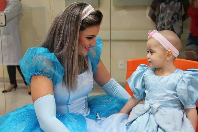Quando os primeiros chapéus coloridos começaram a surgir e o som dos tambores passou a ecoar pelos corredores do Hospital Oncológico Infantil Octávio Lobo, portas dos quartos começaram a se abrir revelando rostos curiosos para ver que movimento diferente era aquele. Toda aquela animação vinha do Arraial do Pavulagem que, assim como faz em seus cortejos pelas ruas de Belém, literalmente arrastou as crianças e adolescentes em tratamento no Oncológico Infantil, para o tradicional Baile de Carnaval da unidade, que é gerenciada pela Pró-Saúde Associação Beneficente de Assistência Social e Hospitalar, sob contrato de gestão com a Secretaria de Estado de Saúde Pública (Sespa). Na foto, a terapeuta ocupacional Suzana Loureiro.
FOTO: ASCOM / HOIOL
DATA: 10.02.2018
BELÉM - PARÁ <div class='credito_fotos'>Foto: ASCOM HOIOL | <a href='/midias/2018/originais/ac8b9871-0fc9-414d-8a44-972cfca71e21.jpg' download><i class='fa-solid fa-download'></i> Download</a></div>