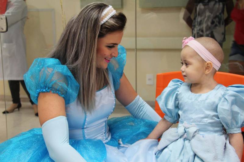 Quando os primeiros chapéus coloridos começaram a surgir e o som dos tambores passou a ecoar pelos corredores do Hospital Oncológico Infantil Octávio Lobo, portas dos quartos começaram a se abrir revelando rostos curiosos para ver que movimento diferente era aquele. Toda aquela animação vinha do Arraial do Pavulagem que, assim como faz em seus cortejos pelas ruas de Belém, literalmente arrastou as crianças e adolescentes em tratamento no Oncológico Infantil, para o tradicional Baile de Carnaval da unidade, que é gerenciada pela Pró-Saúde Associação Beneficente de Assistência Social e Hospitalar, sob contrato de gestão com a Secretaria de Estado de Saúde Pública (Sespa). Na foto, a terapeuta ocupacional Suzana Loureiro.

FOTO: ASCOM / HOIOL
DATA: 10.02.2018
BELÉM - PARÁ <div class='credito_fotos'>Foto: ASCOM HOIOL   |   <a href='/midias/2018/originais/ac8b9871-0fc9-414d-8a44-972cfca71e21.jpg' download><i class='fa-solid fa-download'></i> Download</a></div>