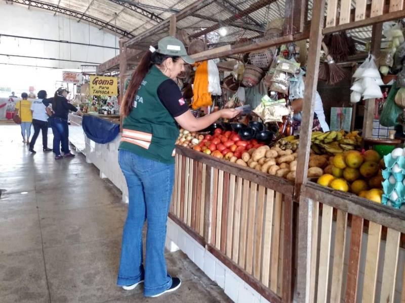 Quase 4 mil pessoas já receberam informações educativas (foto) repassadas pelos agentes de educação do Departamento de Trânsito do Estado do Pará (Detran) na operação Boas Festas. Somente em Salinópolis, nordeste do Pará, 400 frequentadores participaram do trabalho denominado de Transitando nos Bares, em que são realizados testes de alcoolemia. As ações do Detran se estenderão até esta terça-feira (1). O trabalho conta com a parceria do Corpo de Bombeiros e da Polícia Militar. No distrito de Mosqueiro, por exemplo, na rodovia de acesso ao distrito, mais precisamente na barreira da Polícia Rodoviária Estadual(PRE), carros, motocicletas e veículos de passageiros são parados para receber fiscalização da PRE e ações educativas do Detran. 

FOTO: ASCOM / DETRAN
DATA: 31.12.2018
MOSQUEIRO - PARÁ <div class='credito_fotos'>Foto: ASCOM DETRAN   |   <a href='/midias/2018/originais/ac8c174f-398b-47e4-b347-e57895c2e7f0.jpg' download><i class='fa-solid fa-download'></i> Download</a></div>