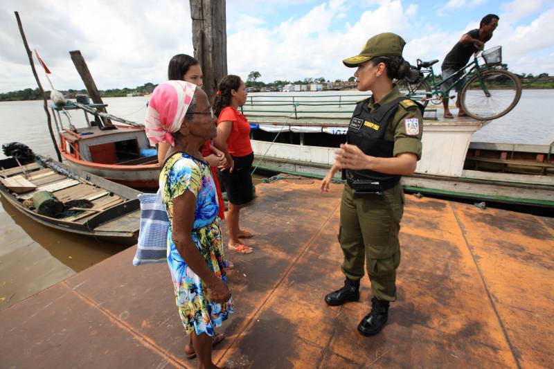 “Ser mulher é o primeiro desafio”. É assim que Erika Pereira (foto), a primeira mulher à frente do Comando de Policiamento da Capital II, descreve a sensação de fazer parte de uma corporação predominantemente formada por homens. A coronel é uma das cerca de 1.600 mulheres que atuam hoje na Polícia Militar (PM). Aos 41 anos, depois de 24 deles na PM, ela não se sente sozinha nessa missão e na ambição de ocupar cargos de liderança. 

FOTO: MÁCIO FERREIRA / AG. PARÁ
DATA: 27.05.2018
BELÉM - PARÁ <div class='credito_fotos'>Foto: MÁCIO FERREIRA/ AG. PARÁ   |   <a href='/midias/2018/originais/ac8c506b-68c9-4fc9-bda1-0386f79ab036.jpg' download><i class='fa-solid fa-download'></i> Download</a></div>
