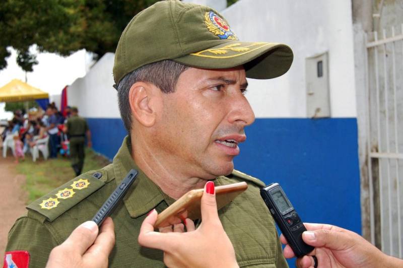 O Governo do Estado entregou nesta segunda-feira (3), a primeira fase das instalações físicas do 35º Batalhão de Polícia Militar – Batalhão Rio Amazonas (35º BPM), sediado em Santarém, na região oeste do Pará. O batalhão está na área de circunscrição do Comando de Policiamento Regional I (CPR-I). A unidade física do 35º BPM é composta por 20 salas. O efetivo é formado por 246 policiais militares, divididos entre o novo Batalhão e três Postos Policiais Destacados, localizados no distrito de Boa Esperança (Km 43 da PA-370) e nos municípios de Belterra e Mojuí dos Campos. Na foto, o comandante do CPR-I, Coronel Heldson Tomaso.

FOTO: SAMUEL ALVARENGA / ASCOM CRGBA
DATA: 03.12.2018
SANTARÉM - PARÁ <div class='credito_fotos'>Foto: SAMUEL ALVARENGA / ASCOM CRGBA   |   <a href='/midias/2018/originais/ac8fdd6f-d6d9-4af5-b0dc-eab8aa670b64.jpg' download><i class='fa-solid fa-download'></i> Download</a></div>