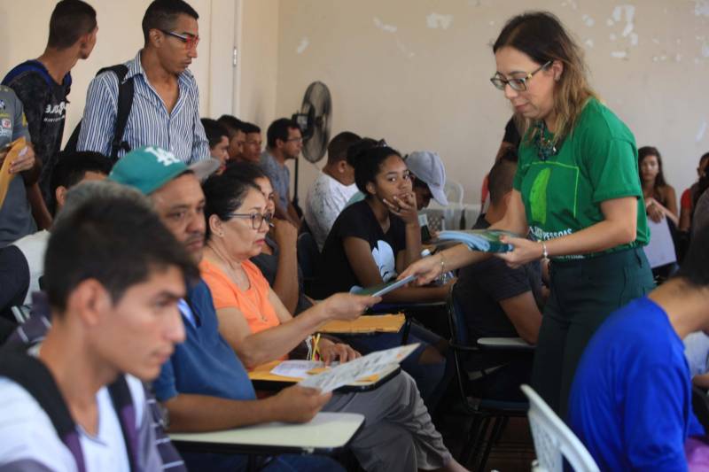 Com o mote “Defensoras e Defensores Públicos pelo direito à documentação pessoal: onde existem pessoas, nós enxergamos cidadãos", a Associação Nacional dos Defensores Públicos (Anadep) lançou, pela primeira vez, a Campanha Nacional na Região Norte. Este ano, a campanha tem por objetivo mostrar à sociedade que a Defensoria Pública pode ajudar o cidadão a obter e/ou retificar a documentação básica. O Mercado Francisco Bolonha, localizado no Complexo Mercado Ver-O-Peso, foi o local escolhido para sediar o evento, nesta sexta-feira (4). Na ocasião, houve um grande mutirão de atendimento ao público (foto), com orientação jurídica e esclarecimento de dúvidas para cerca de 800 cidadãos paraenses. A iniciativa teve o apoio da Defensoria Pública do Estado do Pará, da Associação dos Defensores Públicos do Pará (Adpep-PA) e do Colégio Nacional de Defensores Gerais (Condege).
FOTO: RODOLFO OLIVEIRA / AG. PARÁ
DATA: 04.05.2018
BELÉM - PARÁ <div class='credito_fotos'>Foto: Rodolfo Oliveira/Ag. Pará | <a href='/midias/2018/originais/ac92bb05-b675-4713-89bd-76cf9b1fc091.jpg' download><i class='fa-solid fa-download'></i> Download</a></div>