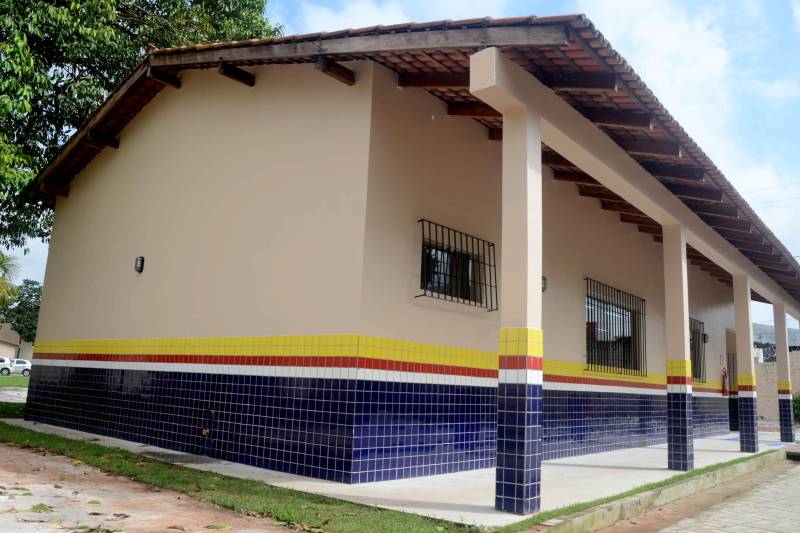 A Escola de Ensino Fundamental e Médio Raimundo Vera Cruz, localizada às margens da BR-316, no município de Ananindeua (Região Metropolitana de Belém), recebeu nesta quarta-feira (19) alunos, coordenadores, professores e toda a equipe responsável pela obra de reforma, e agora integra o grupo de mais 11 estabelecimentos de ensino entregues somente em dezembro no Pará. O prédio tem vários anexos, e todos passaram por total reestruturação. Com 12 salas de aula, a escola dispõe ainda de laboratório de informática e laboratório multidisciplinar, além de sala de atendimento especializado, auditório, quadra poliesportiva e um amplo e climatizado refeitório. Tudo dentro dos padrões de acessibilidade.

FOTO: RAI PONTES / ASCOM SEDUC
DATA: 19.12.2018
ANANINDEUA - PARÁ <div class='credito_fotos'>Foto: Rai Pontes/Ascom Seduc   |   <a href='/midias/2018/originais/ac9344a9-2ea2-44d7-99b2-59dfbb0645ca.jpg' download><i class='fa-solid fa-download'></i> Download</a></div>