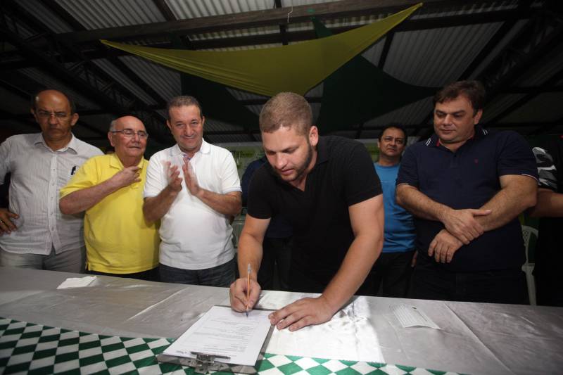 O município de São Francisco do Pará recebeu, neste sábado (30), uma ordem de serviço para o asfaltamento de 5 quilômetros de suas ruas, um investimento de quase R$ 2 milhões. A ação é uma realização do Governo do Estado, por meio da Secretaria de Estado de Desenvolvimento Urbano e Obras Públicas (Sedop), e tem a parceria da Assembleia Legislativa do Estado (Alepa) e da prefeitura do município beneficiado. O evento de entrega ocorreu de 18h às 20h, no Centro de Referência e Assistência Social (Cras) da cidade. A iniciativa faz parte de uma ação maior, já realizada em Viseu, Augusto Corrêa, Tracuateua, Bonito, Floresta do Araguaia, Curionópolis, São João da Ponta, Curuçá, Terra Alta, Sapucaia, Redenção, Capanema, Bragança, São Domingos do Capim e outros municípios. Nos 14 municípios citados, foram destinados mais de R$ 42 milhões para a pavimentação asfáltica em cerca de 95 quilômetros. Na foto, o prefeito de São Francisco do Pará, professor Marcos César.
FOTO: SIDNEY OLIVEIRA / AG. PARÁ
DATA: 30.06.2018
SÃO FRANCISCO - PARÁ <div class='credito_fotos'>Foto: Sidney Oliveira/Ag. Pará | <a href='/midias/2018/originais/ac935032-833d-48e7-8fb5-6507f45545d9.jpg' download><i class='fa-solid fa-download'></i> Download</a></div>