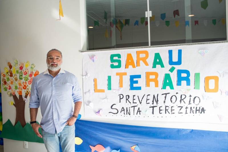 “A cultura tem o poder de emocionar”. A frase dita pela professora Ruth Valin marcou o tom do Sarau Literário na manhã desta sexta-feira, 8, no Preventório Santa Terezinha, no bairro do Marco, em Belém, que contou com a presença do escritor paraense Daniel Leite (com barba), homenageado pelas crianças atendidas pela instituição e os alunos da Escola Estadual Santa Terezinha, que funciona no mesmo prédio. Elas cantaram músicas infantis e recitaram trechos das obras “A história das crianças que plantaram um rio” e “A menina árvore”, de Daniel Leite, além de apresentar uma dramatização sobre a primeira obra. Muito concentrados e com a leitura bem ensaiada, os pequeninos emocionaram a todos, principalmente o escritor convidado para o sarau. Segundo a professora Odinéia Bastos, que orientou os alunos na leitura do livro “A história das crianças que plantaram um rio”, elas soltaram a imaginação durante a leitura da obra, e dessa viagem saíram desenhos, pinturas, colagens e poemas, que enfeitaram o auditório e os corredores da instituição, encantando a todos os presentes.
FOTO: FERNANDO SETTE CÂMARA / ASCOM IOE
DATA: 08.06.2018
BELÉM - PARÁ <div class='credito_fotos'>Foto: FERNANDO SETTE CÂMARA / ASCOM IOE | <a href='/midias/2018/originais/ac95e9d8-8778-4d42-9539-167a63795a4d.jpg' download><i class='fa-solid fa-download'></i> Download</a></div>