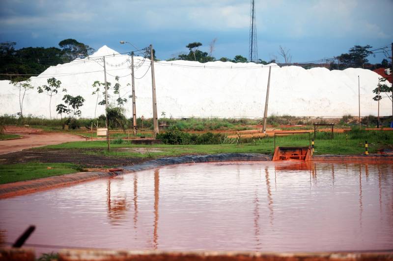 Por conta do não cumprimento do prazo de 48 horas dado pelo Governo do Estado para que a Hydro (foto) reduzisse os níveis das bacias de resíduos ao nível de pelo menos um metro, a Secretaria de Meio Ambiente e Sustentabilidade (Semas) notifica a empresa, na manhã desta terça-feira (27), com a determinação de que reduza a produção da refinaria em 50%. A Semas também triplicará a multa definida anteriormente, cumprindo a legislação ambiental em vigor, chegando a cerca de R$ 1 milhão por dia de descumprimento (300 mil Unidades de Padrão Fiscal). A empresa informou formalmente que reduziu os índices, mas não integralmente no total determinado de um metro. A determinação de redução emitida pela Semas reforça ainda que devem ser mantidos e ampliados os esforços para tratamento dos efluentes e de redução dos níveis das bacias. As equipes da Semas permanecem em campo 24 horas, trabalhando em conjunto com a Defesa Civil e outros órgãos, monitorando a situação.
FOTO: IGOR BRANDÃO / AG. PARÁ
DATA: 24.02.2018
BARCARENA - PARÁ <div class='credito_fotos'>Foto: IGOR BRANDÃO / AG. PARÁ | <a href='/midias/2018/originais/ac999edb-e16a-45e0-bf2a-b7a992bf7871.jpg' download><i class='fa-solid fa-download'></i> Download</a></div>