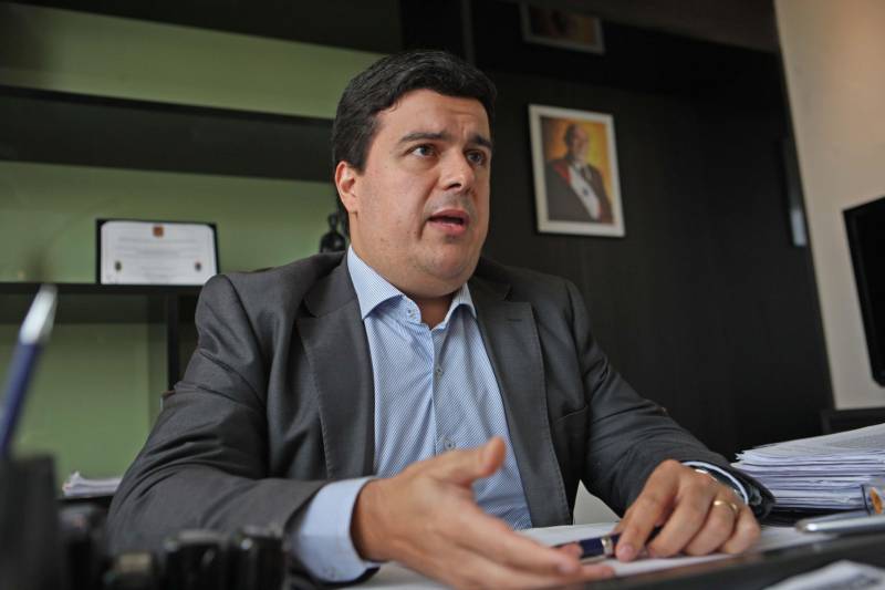 A Arcon fiscaliza também se as gratuidades estão sendo devidamente concedidas aos usuários que têm esse direito. A lei determina que toda embarcação ou veículo deve reservar 15% de suas passagens, a cada viagem, para portadores de deficiência, crianças de até 6 anos, policiais militares e bombeiros em serviço, servidores dos Correios e maiores de 65 anos. “Se a pessoa reportar algum tipo de problema para o fiscal, e ele realmente identificar que o direito não está sendo concedido, o fiscal fará a abordagem junto à empresa para que ela faça a emissão da passagem”, pontua Bruno Guedes (foto), diretor geral da Arcon.
FOTO: RODOLFO OLIVEIRA / AG. PARÁ
DATA: 04.07.2018
BELÉM - PARÁ <div class='credito_fotos'>Foto: Rodolfo Oliveira/Ag. Pará | <a href='/midias/2018/originais/aca6e39a-6b05-4be8-a3a7-ae343440ea76.jpg' download><i class='fa-solid fa-download'></i> Download</a></div>