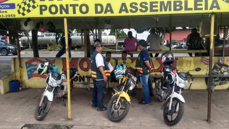 Escolas, bares, pontos de motaxistas e praças são alguns dos locais do município de Marituba (Região Metropolitana), a 11 quilômetros de Belém, já estão recebendo desde a manhã de terça-feira (18), até o próximo dia 21 (sexta-feira), a visita (foto) de uma equipe de agentes de Educação do Departamento de Trânsito do Estado do Pará (Detran). A finalidade é intensificar as ações de prevenção a acidentes de trânsito durante as festas de final de ano. A participação da Coordenadoria de Educação do Detran foi uma solicitação do Departamento Municipal de Trânsito de Marituba (Diretran), que desde novembro deste ano intensificou a parceria com a autarquia estadual objetivando reforçar as ações educativas realizadas rotineiramente pela gestão municipal.

FOTO: ASCOM / DETRAN
DATA: 19.12.2018
MARITUBA - PARÁ <div class='credito_fotos'>Foto: ASCOM DETRAN   |   <a href='/midias/2018/originais/aca7745d-5d99-458e-a756-8f4972ba6d48.jpg' download><i class='fa-solid fa-download'></i> Download</a></div>