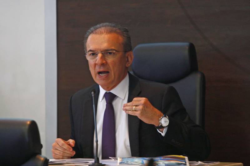 Reunido em sessão extraordinária nesta quarta-feira (24) o Tribunal de Contas do Estado (TCE) aprovou, por unanimidade, parecer prévio sobre o Balanço Geral do Estado (BGE) 2017, do Governo do Pará. O Balanço demonstra os resultados alcançados no exercício de 2017 e retrata a execução orçamentária, financeira e patrimonial do Estado, englobando 87 órgãos e entidades da Administração Direta, Autarquias, Fundações, Fundos e Empresas Estatais que compõem os Orçamentos Fiscal, Seguridade Social e de Investimentos. Na foto, o procurador Ophir Cavalcante.
FOTO: SIDNEY OLIVEIRA / AG. PARÁ
DATA: 24.05.2018
BELÉM - PARÁ <div class='credito_fotos'>Foto: Sidney Oliveira/Ag. Pará | <a href='/midias/2018/originais/aca8385c-c0dc-4ea7-ad56-5bb722db9d70.jpg' download><i class='fa-solid fa-download'></i> Download</a></div>