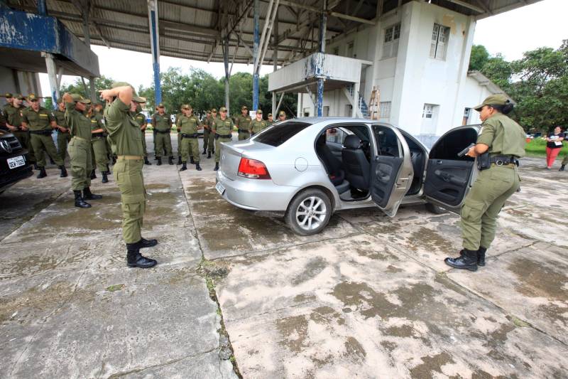 “A sociedade está prestes a receber novos policiais, profissionais prontos e treinados para defender o cidadão. Mesmo ainda não tendo encerrado o curso, já me sinto um PM. A instituição pode ter certeza que estarei sempre de pronto-emprego para atender no que ela precisar de mim”. A fala do aluno do Centro de Formação, dita nesta segunda-feira (7) durante uma aula do Curso de Formação e Aperfeiçoamento de Praças (CFAP) da Polícia Militar do Pará, demonstra o sentimento dos cerca de 2 mil homens e mulheres que estão próximos de encerrar o curso e iniciar seus trabalhos nas ruas. Em Belém, na sede do CFAP, estão em fase de conclusão da formação, cerca de 500 alunos (foto), entre homens e mulheres. Já no interior do Estado, outros 1. 500 passam pelo curso que também acontece nos municípios Conceição do Araguaia, Itaituba, Santarém, Marabá, Parauapebas, Castanhal, Santa Izabel do Pará, Tucuruí, Paragominas, Capanema, Bragança, Altamira, Barcarena, Soure e Breves. A previsão é que no início de agosto deste ano, todos já estejam efetivamente nas ruas. Aprovados no último concurso público da instituição, os futuros policiais estão desde outubro de 2017 participando de um novo modelo formação. De acordo com o major Arthur Silva, sub-comandante do CFAP, a mudança na grade do curso quase dobrou o número de horas aula.
FOTO: RODOLFO OLIVEIRA / AG. PARÁ
DATA: 08.05.2018
BELÉM - PARÁ <div class='credito_fotos'>Foto: Rodolfo Oliveira/Ag. Pará | <a href='/midias/2018/originais/aca8c0d7-b32e-48bd-8f90-52d80dfde6a8.jpg' download><i class='fa-solid fa-download'></i> Download</a></div>