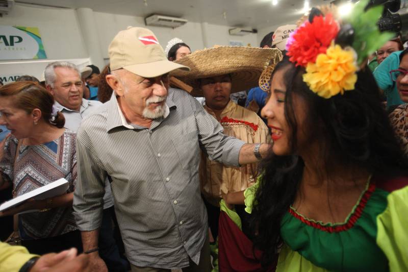 O município de Itaituba, localizado a cerca de 1,3 mil quilômetros de Belém, no sudoeste do Pará, recebeu agenda do Governo do Estado nesta terça-feira (3). O governador Simão Jatene (foto) visita uma série de obras no município, entre elas a da escola com 12 salas de aula que está sendo construída no distrito de Miritituba e do Hospital Regional Público do Tapajós. A comitiva governamental fará inspeção ainda nas obras do novo sistema de abastecimento e tratamento de água da Companhia de Saneamento do Pará (Cosanpa).
FOTO: MARCELO LELIS / AG. PARÁ
DATA: 03.07.2018
ITAITUBA - PARÁ <div class='credito_fotos'>Foto: Marcelo Lelis / Ag. Pará | <a href='/midias/2018/originais/acaf7e8d-6296-478d-9704-709cabf19566.jpg' download><i class='fa-solid fa-download'></i> Download</a></div>