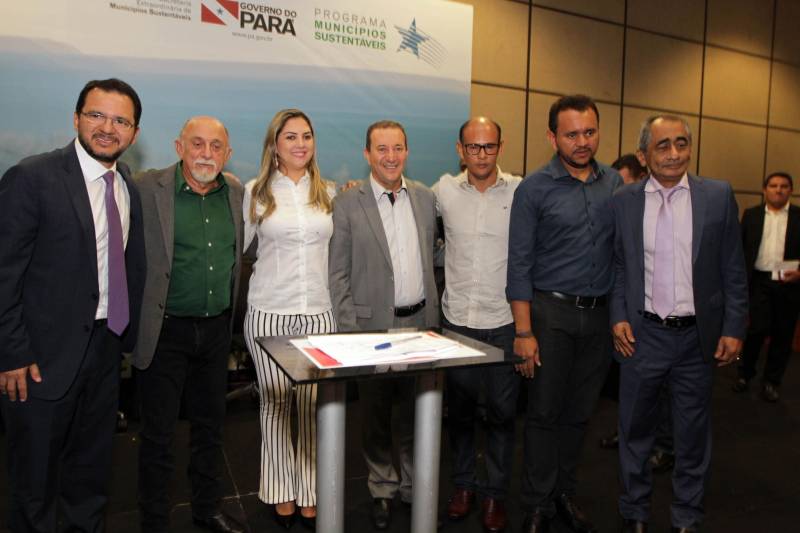 O primeiro dia do Fórum Permanente de Prefeitas e Prefeitos dos Municípios Sustentáveis contou com a participação de 85 prefeitos , 17 vices e 21 secretários municipais dos 141 municípios manifestaram interesse em adotar as diretrizes do programa. Para o governador Simão Jatene, esta grande participação simboliza a união de agentes públicos que colocaram os interesses coletivos acima dos interesses individuais para construir um estado melhor para todos. Com o tema “Gestão Compartilhada”, o evento traz as experiências e os desdobramentos das agendas governamentais que foram planejadas em parceria com as gestões municipais. Através da Secretaria Extraordinária de Municípios Sustentáveis (Semsu) Governo do Pará, por meio da Semsu, investe na capacitação dos municípios para a promoção de uma gestão fiscal eficiente. Para Izabela Jatene, este primeiro dia serviu para sinalizar o quanto os gestores estão preocupados com o equilíbrio da questão fiscal dos municípios e em desenvolver uma governança compartilhada para desenvolver seus municípios.
FOTO: CRISTINO MARTINS / AG. PARÁ
DATA: 07.02.2018
BELÉM - PARÁ <div class='credito_fotos'>Foto: Cristino Martins/Ag. Pará | <a href='/midias/2018/originais/acb3a9ca-5038-458f-8c4b-809660da3af4.jpg' download><i class='fa-solid fa-download'></i> Download</a></div>