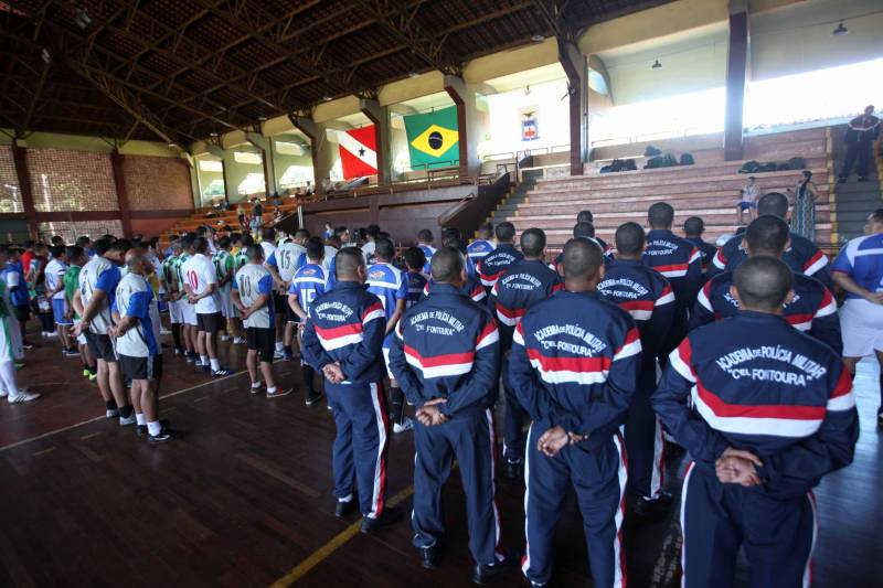 Mais de 300 policiais militares, de diversas localidades do Pará, participam neste sábado (3) e no domingo (4) da II Copa de Futsal da Casa Militar da Governadoria, em comemoração aos 101 anos de criação do órgão. Quarenta equipes participam do torneio, sendo 32 masculinas, quatro femininas, duas sub-16 e duas sub-13, as duas últimas formadas por alunos da escolinha de futsal da PM, que ensina a filhos de militares técnicas e regras da prática esportiva.
FOTO: RODOLFO OLIVEIRA / AG. PARÁ
DATA: 03.03.2018
BELÉM - PARÁ <div class='credito_fotos'>Foto: Rodolfo Oliveira/Ag. Pará | <a href='/midias/2018/originais/acb44743-6bf8-45fd-a9c4-3b11d5406e78.jpg' download><i class='fa-solid fa-download'></i> Download</a></div>