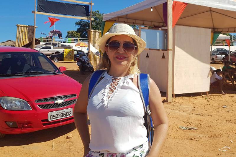 A 100 quilômetros de Marabá, a cidade de Palestina do Pará se torna um recanto para os veranistas que procuram nas águas do Araguaia descanso, contemplação da natureza e diversão. No mês de julho, o rio exibe a beleza da praia do porto. Esse final de semana o município ficou movimentado com a abertura oficial do veraneio com shows e apresentação de paraquedistas. Na orla, dezenas de barqueiros levam pessoas de várias localidades para conhecer o local. Um delas foi a técnica de enfermagem de Parauapebas, Denise Rodrigues (foto), que veio a Palestina aproveitar o aniversário no domingo na praia.
FOTO: ASCOM CRGSP
DATA: 08.07.2018
PALESTINA DO PARÁ - PARÁ <div class='credito_fotos'>Foto: ASCOM CRGSP | <a href='/midias/2018/originais/acb7ee19-f1da-49e5-95d4-b8bf72bd8bd5.jpg' download><i class='fa-solid fa-download'></i> Download</a></div>