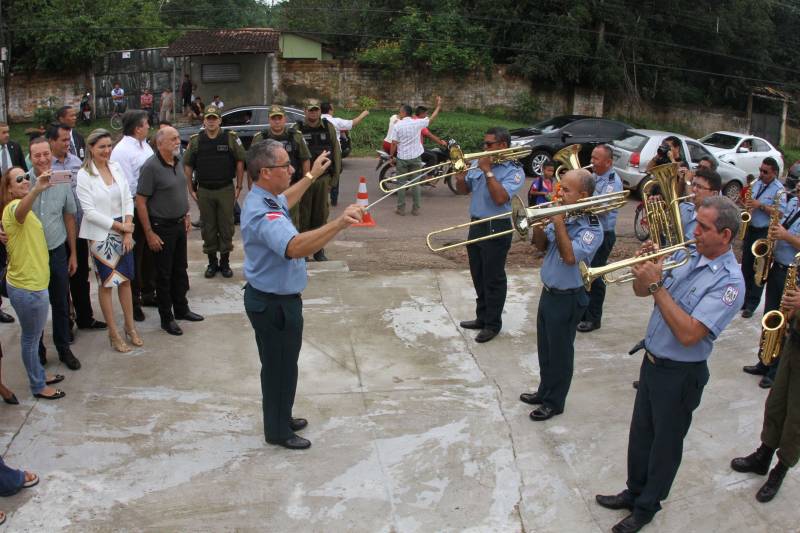 Um painel, no pátio da Escola Estadual de Ensino Médio Ruth Guimarães Ferreira, no distrito de Murinim, em Benevides, mostra 16 alunos da unidade aprovados nos últimos vestibulares. Desses, 12 irão estudar na Universidade Federal do Pará (UFPA). São os primeiros resultados de um processo que começou há nove meses, quando a escola entrou em reforma e ampliação. A nova “Ruth Guimarães Ferreira” foi entregue oficialmente nesta segunda-feira, 26, pelo governador Simão Jatene. Reformada e ampliada, a escola tem agora seis salas de aula; quatro laboratórios (multiuso, multidisciplinar, informática e de leitura); cozinha; refeitório e dispensa; quadra poliesportiva, vestiários feminino e masculino; área de convivência; sala para Atendimento Educacional Especializado (AEE) e acessos para pessoas com deficiência. Espaços de sobra para seus 892 alunos, distribuídos em três turnos do Ensino Médio. A obra custou R$ 2,446 milhões.
FOTO: CRISTINO MARTINS / AG. PARÁ
DATA: 26.03.2018
BENEVIDES - PARÁ <div class='credito_fotos'>Foto: Cristino Martins/Ag. Pará | <a href='/midias/2018/originais/acb99986-071d-46ad-880b-f0ac36e53c07.jpg' download><i class='fa-solid fa-download'></i> Download</a></div>