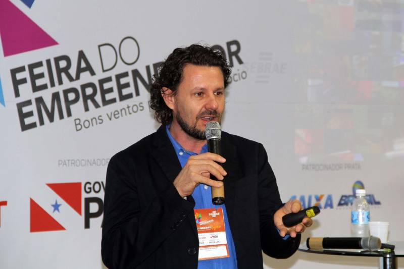 A Secretaria de Estado de Turismo (Setur) atua em várias frentes apoiando a obtenção do selo de Indicação Geográfica no Instituto Nacional da Propriedade Industrial (Inpi) de alguns produtos do estado, como por exemplo, a farinha de Bragança, o queijo do Marajó, o cacau de Tomé-Açu, dentre outros. A importância do selo foi tema de workshop realizado nesta sexta-feira, 18, durante a Feira do Empreendedor, no Hangar – Convenções e Feiras da Amazônia, que possibilitou a troca de experiência entre profissionais de outros estados com produtores paraenses. Para Mônica Cardoso, ex-secretária de Turismo de Tiradentes (MG), cidade que é considerada um case de sucesso no Brasil, “não há dúvida de que o festival de gastronomia foi fundamental para o despertar do turismo em Tiradentes”. Já o consultor da empresa Inovates (ES), Anselmo Buss, destacou a farinha de Bragança, no nordeste do Pará. “Uma IG (Indicação Geográfica) que estamos apoiando. Essa ferramenta bem trabalhada pode agregar valor, proteger o território e gerar desenvolvimento. A IG ocorre quando um território fica conhecido por um produto ou serviço. O Brasil reconhece ambos em lei. Uma IG não se cria, se reconhece”, explicou. Na foto, o consultor da empresa Inovates (ES), Anselmo Buss.
FOTO: ASCOM / SETUR
DATA: 19.05.2018
BELÉM - PARÁ <div class='credito_fotos'>Foto: ASCOM SETUR | <a href='/midias/2018/originais/acb9b574-3e3a-4a74-9444-412ed000c5d8.jpg' download><i class='fa-solid fa-download'></i> Download</a></div>