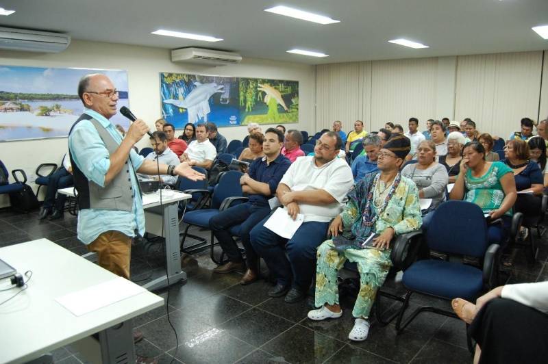 Instituições públicas, setor produtivo, sindicatos, associações de classe, movimentos sociais e demais representantes da sociedade civil organizada de Santarém começaram a discutir os pontos da proposta preliminar para a construção do Regimento Interno que vai nortear a criação dos Fóruns Municipais da Socioeconomia, um dos instrumentos que irão nortear a atuação dos Centros Regionais de Governo. A minuta foi apresentada (foto) pela equipe do Governo do Pará, através da Secretaria Extraordinária de Estado de Municípios Sustentáveis (Semsu) e Programa das Nações Unidas para o Desenvolvimento (PNUD), na noite da quarta-feira (4), no auditório do Centro Regional de Governo do Baixo Amazonas, em Santarém. Nessa direção, o Governo do Estado trabalha em quatro frentes: Regulação; Licenciamento Socioambiental; Ecossistema de Fundos e Governança Pública Compartilhada. Este último é o pilar que permitiu a implantação dos Centros Regionais - na região Oeste e, também, no Sudeste do Pará.
FOTO: SAMUEL ALVARENGA / ASCOM CRGBA
DATA: 05.07.2018
BELÉM - PARÁ <div class='credito_fotos'>Foto: SAMUEL ALVARENGA / ASCOM CRGBA | <a href='/midias/2018/originais/acc0b0a6-0db8-4ee8-a4a5-a3255dd9163b.jpg' download><i class='fa-solid fa-download'></i> Download</a></div>