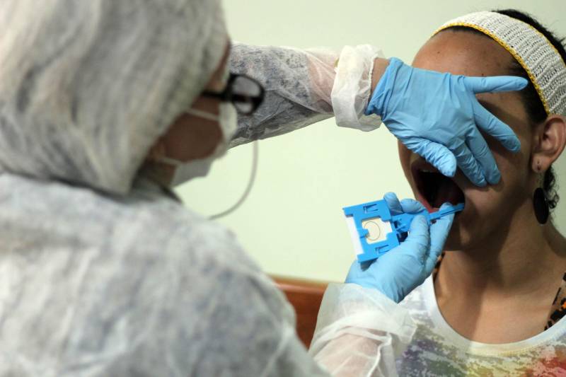 A coleta de material genético para a formação de um banco nacional de dados, afim de desvendar crimes cometidos por condenados da Justiça em todo o país, esta sendo possível através de uma parceria formada entre a Superintendência do Sistema Penitenciário do Estado do Pará (Susipe) e o Centro de Perícia Científica (CPC) Renato Chaves, que ontem (11), concluíram a primeira etapa da coleta de material biológico dos presos custodiados na Central de Triagem Metropolitana II (CTM II), localizada em Ananindeua.

FOTO: VELOSO JÚNIOR / ASCOM SUSIPE
DATA: 12.12.2018
BELÉM - PÁRÁ <div class='credito_fotos'>Foto: Veloso Junior / Ascom Susipe   |   <a href='/midias/2018/originais/acc2ac10-2524-4c39-8571-ccdcfa5abaf2.jpg' download><i class='fa-solid fa-download'></i> Download</a></div>