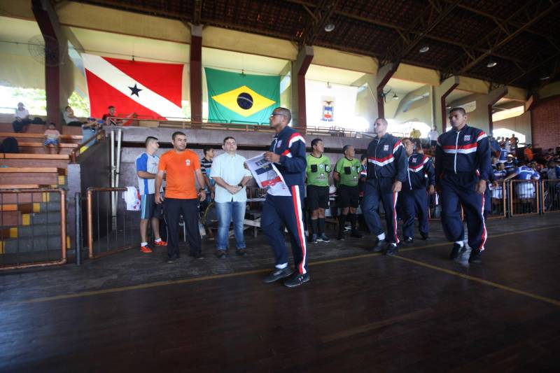 Mais de 300 policiais militares, de diversas localidades do Pará, participam neste sábado (3) e no domingo (4) da II Copa de Futsal da Casa Militar da Governadoria, em comemoração aos 101 anos de criação do órgão. Quarenta equipes participam do torneio, sendo 32 masculinas, quatro femininas, duas sub-16 e duas sub-13, as duas últimas formadas por alunos da escolinha de futsal da PM, que ensina a filhos de militares técnicas e regras da prática esportiva.
FOTO: RODOLFO OLIVEIRA / AG. PARÁ
DATA: 03.03.2018
BELÉM - PARÁ <div class='credito_fotos'>Foto: Rodolfo Oliveira/Ag. Pará | <a href='/midias/2018/originais/acd6a4ca-06ed-4013-9dc7-2d4827486cbb.jpg' download><i class='fa-solid fa-download'></i> Download</a></div>