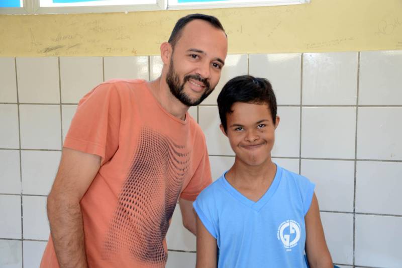 Nesta quarta-feira, 21 de março é o Dia Internacional da Síndrome de Down, data oficialmente estabelecida em 2006 e que tem por finalidade dar visibilidade ao tema, combater o preconceito e a falta de informação correta. Na rede pública estadual de ensino, o aluno com Síndrome de Down é incluso em classes regulares e tem direito, também, ao Atendimento Educacional Especializado (AEE), ofertado, prioritariamente, no contraturno escolar, conforme determina a Política Nacional da Educação Especial. A coordenadora de Educação Especial da Secretaria de Estado de Educação (Seduc), Kamilla Vallinoto, lembra que atualmente, a rede pública estadual conta com 630 escolas com salas de recursos multifuncionais em todo o Estado. Nessas salas, o estudante com Síndrome de Down recebe o AEE. Além desses locais, esses alunos também podem ter esse atendimento em unidades, centros e núcleos especializados públicos e instituições privadas conveniadas com a Secretaria. Na foto, o oficial de máquinas Heyder Coelho é pai de Heyke, de 15 anos, que nasceu com Síndrome de Down.
FOTO: ELISEU DIAS / ASCOM SEDUC
DATA: 20.03.2018
BELÉM - PARÁ <div class='credito_fotos'>Foto: Eliseu Dias / Ascom Seduc | <a href='/midias/2018/originais/acd6e5eb-5788-4a52-9b33-517d5aa4aec3.jpg' download><i class='fa-solid fa-download'></i> Download</a></div>