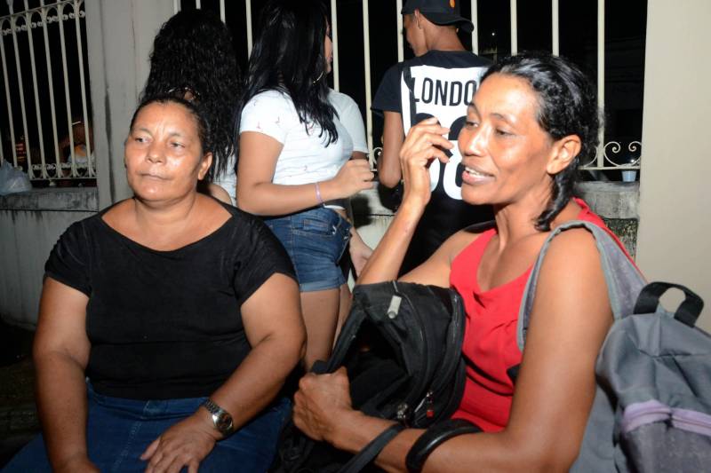 O clima natalino esteve presente na “I Cantata de Natal”, promovida pela Escola Barão do Rio Branco, na quarta-feira (19), em Belém. Alunos do 1º ao 9º ano do Ensino Fundamental e seus professores realizaram apresentações de cantigas de Natal com interpretação simultânea na Língua Brasileira de Sinais (Libras), promovendo a inclusão de alunos com surdez. Familiares e a comunidade prestigiaram as apresentações. Na foto, Marineide Abreu.

FOTO: FERNANDO NOBRE / ASCOM SEDUC
DATA: 20.12.2018
BELÉM - PARÁ <div class='credito_fotos'>Foto: Fernando Nobre/ Ag. Pará   |   <a href='/midias/2018/originais/acd81d44-516b-45b1-b471-94b82a2f28fc.jpg' download><i class='fa-solid fa-download'></i> Download</a></div>