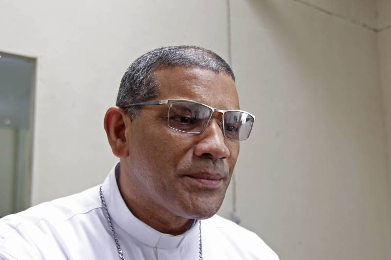 “A ressocialização é o principal caminho para retirar as pessoas privadas de liberdade de uma vida violenta, e trazê-las de volta ao convívio da sociedade com um novo propósito. Esse é um processo diário que precisa ser feito dentro das penitenciárias de todo o Brasil”, enfatizou Dom Antônio Assis Ribeiro (foto), bispo auxiliar da Arquidiocese de Belém, que nesta quinta-feira (29) foi ao Centro de Recuperação Feminino (CRF), em Ananindeua (Região Metropolitana de Belém), conhecer as instalações e se reunir com a diretora da unidade, Carmem Botelho, para definir as ações de saúde que serão oferecidas às detentas nos próximos meses. Dom Antônio também conversou com as internas sobre o trabalho desenvolvido pela Pastoral Carcerária. A visita do religioso faz parte da Campanha da Fraternidade deste ano, que traz como tema “Fraternidade e superação da violência”, tendo como objetivo geral a construção da fraternidade, por meio da promoção da cultura da paz, da reconciliação e da justiça, à luz da palavra de Deus, como caminho de superação da violência.
FOTO: AKIRA ONUMA / ASCOM SUSIPE
DATA: 29.03.2018
ANANINDEUA - PARÁ <div class='credito_fotos'>Foto: Akira Onuma / Ascom Susipe | <a href='/midias/2018/originais/acdc24c7-7443-400a-af9c-9d69962fe2ad.jpg' download><i class='fa-solid fa-download'></i> Download</a></div>