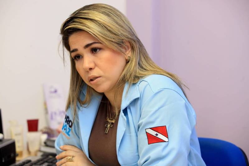 No Dia Internacional da Mulher, comemorado neste 8 de março, o Governo do Estado reafirma seu compromisso no apoio, prevenção e combate à violência contra a mulher. Assim que chega à unidade, a vítima de violência é acolhida por uma assistente social e, posteriormente, se necessário, por uma psicóloga. “A sessão dura 50 minutos e trabalha as questões emocionais e afetivas buscando solucionar os traumas, na busca da superação e rompimento do ciclo de violência”, explica a psicóloga Priscila Taveira (foto).
FOTO: SIDNEY OLIVEIRA / AG. PARÁ
DATA: 08.03.2018
BELÉM - PARÁ <div class='credito_fotos'>Foto: Sidney Oliveira/Ag. Pará | <a href='/midias/2018/originais/acea0824-901e-49d2-893b-c4a2b7da631b.jpg' download><i class='fa-solid fa-download'></i> Download</a></div>