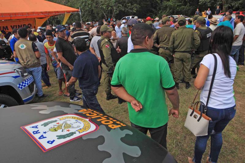 A agenda de fortalecimento das gestões municipais por meio da integração entre governo do Estado e prefeituras teve novo capítulo nesta segunda-feira (4) em Bragança, no nordeste do Pará, com a celebração de convênios que viabilizam obras e serviços nas áreas de infraestrutura e educação. A secretária extraordinária de Municípios Sustentáveis, Izabela Jatene, cumpriu agenda no município, pela manhã, ao lado de deputados federais e estaduais e autoridades locais. Na ocasião, ela entregou 16 novas viaturas para a Polícia Militar, para reforçar o trabalho de segurança pública na região. A cerimônia de assinatura dos convênios ocorreu no salão paroquial da comunidade Imaculada Conceição, às margens da Rodovia PA-112. “O governo do Estado está aqui hoje para cumprir mais uma agenda que tem como objetivo garantir autonomia às gestões municipais por meio da pactuação com o Estado. Vale lembrar que isso só é possível porque o Pará tem contas equilibradas que permitem que os investimentos não parem e porque Bragança está com a situação fiscal em dia. E, claro, porque vocês pagaram seus impostos”, frisou Izabel Jatene.

FOTO: RODOLFO OLIVEIRA / AG. PARÁ
DATA: 04.06.2018
BELÉM - PARÁ <div class='credito_fotos'>Foto: Rodolfo Oliveira/Ag. Pará   |   <a href='/midias/2018/originais/acea2af7-7d0e-4bfd-8b01-a9409495862b.jpg' download><i class='fa-solid fa-download'></i> Download</a></div>