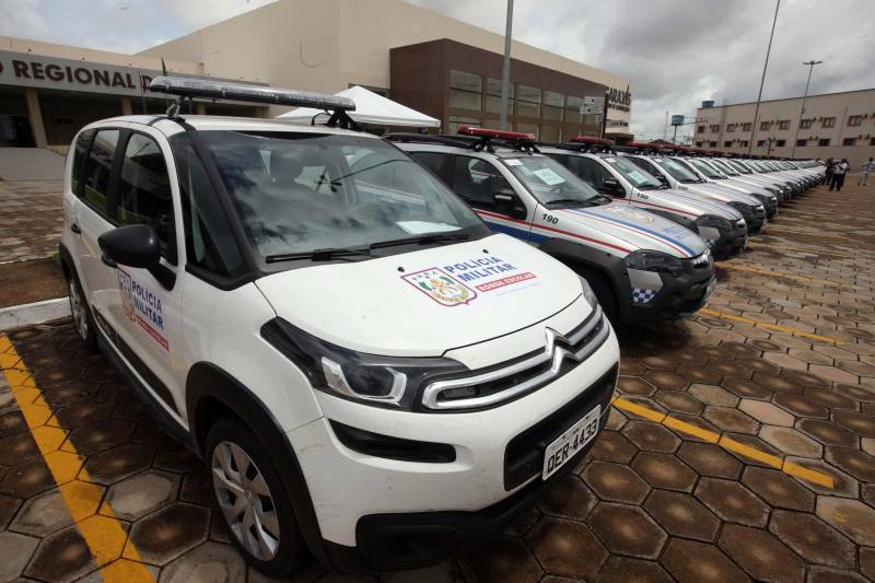 O Governador do Estado, Simão Jatene, também entregou para a região mais de 90 viaturas (foto) , 65 caminhonetes e 27 carros utilitários (pálios weekend), com destaque para duas da patrulha rural e uma para ronda escolar específica para Marabá. O Secretário de Estado de Segurança Pública, Luiz Fernandes, ressaltou que os veículos vão substituir a frota nas regiões sul e sudeste. “Surgiu uma demanda do policiamento rural, e já uma semana depois, por determinação do governador, já trouxemos as viaturas e já temos o policiamento disponível para fazer esse patrulhamento, que vai iniciar na região sudeste, mas se estenderá para a região sul e nordeste do estado. Hoje estamos substituindo toda a frota de veículos da região sul e sudeste, além disso o governador determinou onde tiver policiamento vai ter uma viatura, e já foi apresentado para a região os novos policiais que tomaram posse, nós não temos mais nenhum município sem delegado”, pontuou. Outras conquistas citada pelo Secretário da SEGUP foi o aumento do Núcleo de Apoio à Investigação e a criação de um conselho regional para acompanhar as ações de segurança pública.
FOTO: SIDNEY OLIVEIRA / AG. PARÁ
DATA: 06.04.2018
MARABÁ - PARÁ <div class='credito_fotos'>Foto: Sidney Oliveira/Ag. Pará | <a href='/midias/2018/originais/aceae2ea-ebd8-4579-896c-bd50830516d0.jpg' download><i class='fa-solid fa-download'></i> Download</a></div>