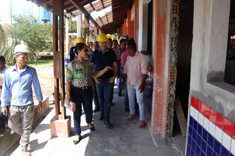 A agenda da Secretaria Extraordinária de Municípios Sustentáveis (Semsu) nas regiões Sul e Sudeste do Pará foi encerrada no sábado (12) nos municípios de Pau D’Arco, Rio Maria e Xinguara. O último dia de programação na região começou no município de Pau D’Arco, com a assinatura de convênio para reforma e ampliação da Escola Municipal Paulo Hannemann (foto). O investimento totaliza R$ 2.812.850,10, sendo R$ 112.850,10 de contrapartida da Prefeitura.
FOTO: ANTONIO MACEDO / DIVULGAÇÃO
DATA: 12.05.2018
PAU D´ARCO - PARÁ <div class='credito_fotos'>Foto: ANTONIO MACEDO / DIVULGAÇÃO | <a href='/midias/2018/originais/aceb575e-ec19-4df7-b4b7-a22fc03e89c6.jpg' download><i class='fa-solid fa-download'></i> Download</a></div>
