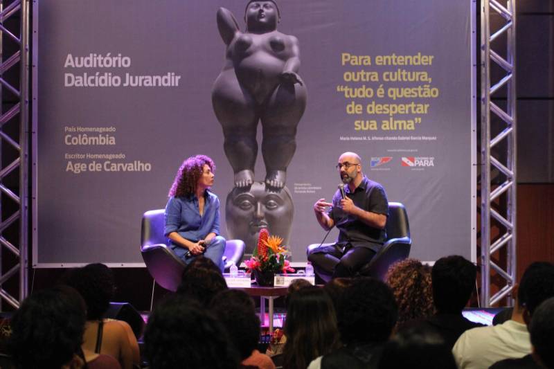 Uma programação extensa e diversificada marcou a abertura das atividades da XXII Feira Pan-Amazônica do Livro neste sábado (2), no Hangar – Centro de Convenções e Feiras da Amazônia, em Belém. Um grande público compareceu no primeiro dia, aproveitando as atrações culturais e as exposições nos estandes de livros. Um dos destaques foi o seminário “Colômbia Renasce”, que contou com a participação do cônsul da Colômbia em Manaus (AM), José Gilberto Florez, e do jurista, professor e consultor colombiano Pietro Alarcon, abordando o processo de superação de crises sociais e políticas. Foram expostas as experiências com políticas governamentais e pactos sociais no enfrentamento de crises, como os altos índices de violência.

FOTO: CRISTINO MARTINS / AG. PARÁ
DATA: 02.06.2018
BELÉM - PARÁ <div class='credito_fotos'>Foto: Cristino Martins/Ag. Pará   |   <a href='/midias/2018/originais/acf17860-175a-4aa4-884e-75a8e49da9b2.jpg' download><i class='fa-solid fa-download'></i> Download</a></div>