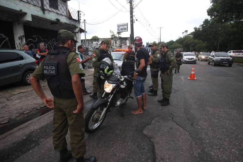 A Polícia Militar e agentes de Departamento de Trânsito do Pará (Detran) realizaram a Operação “Ônibus Seguro” no final a tarde desta terça-feira (08), na avenida Pedro Álvares Cabral. 

FOTO: CARLOS SODRÉ / AG. PARÁ
DATA: 08.05.2018
BELÉM - PARÁ <div class='credito_fotos'>Foto: CARLOS SODRÉ / AG. PARÁ    |   <a href='/midias/2018/originais/acf24ca8-6914-48e9-a9b7-12f8f996aee3.jpg' download><i class='fa-solid fa-download'></i> Download</a></div>