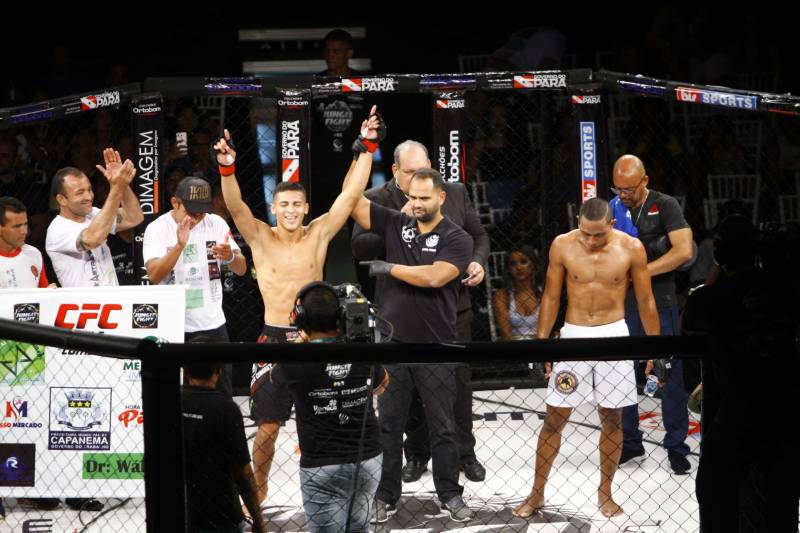 O mundo do MMA conheceu neste sábado os novos guerreiros paraenses. Dos 34 lutadores que entraram no octógono do Jungle Fight 93, 31 representaram o estado. Destaque para Ivanildo Monstrinho e Francisco Figueiredo, que conquistaram os cinturões interinos das categorias 57kg e 61kg, respectivamente, diante do público que lotou o Centro de Convenções da Amazônia – Hangar, com apoio da Secretaria de Estado de Esporte e Lazer.
FOTO: THIAGO GOMES / AG. PARÁ
DATA: 28.04.2018
BELÉM - PARÁ <div class='credito_fotos'>Foto: Thiago Gomes /Ag. Pará | <a href='/midias/2018/originais/acf40905-3b71-4326-a11f-a771582129fd.jpg' download><i class='fa-solid fa-download'></i> Download</a></div>
