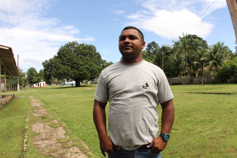 Cento e dezoito famílias da comunidade quilombola do Caeté, no município de Abaetetuba, no nordeste do Estado, foram beneficiadas com um título coletivo de terra. Com o documento, o Governo do Estado, por meio do Instituto de Terras do Pará (Iterpa), reconhece o direito de uma população que há décadas ocupa e trabalha na área. A cerimônia de entrega ocorreu na manhã deste sábado (24), no Centro Comunitário, e contou com a participação do governador Simão Jatene. A área titulada corresponde a cerca de 1.400 hectares. Agora, devidamente respaldadas, as famílias poderão ter acesso a empréstimos, políticas públicas, entre outros benefícios que possibilitam o desenvolvimento da sua produção e a continuidade de suas tradições. “Com o documento de terra a comunidade passa a ter segurança jurídica e acesso a créditos, financiamentos e outros benefícios que antes não lhes era permitido. Além disso, agora eles poderão produzir com mais segurança, mantendo a terra entre as futuras gerações”, afirmou o governador Simão Jatene. Na foto, Thiago Melo Monfort, presidente da Associação da Comunidade Remanescente de Quilombo do Caeté (AQUICAETÉ).
FOTO: CRISTINO MARTINS / AG. PARÁ
DATA: 24.03.2018
ABAETETUBA - PARÁ
<div class='credito_fotos'>Foto: Cristino Martins/Ag. Pará | <a href='/midias/2018/originais/acfc3d4b-17c6-4a94-bd86-6aa7696aef89.jpg' download><i class='fa-solid fa-download'></i> Download</a></div>