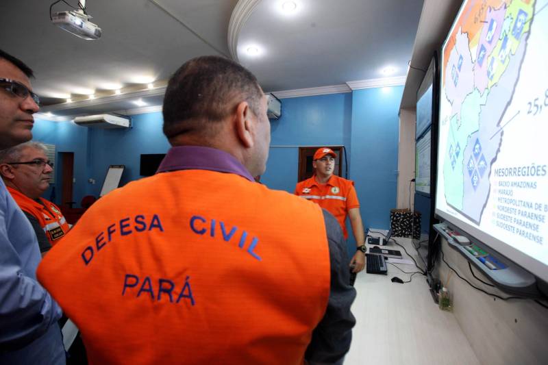 O Governo do Estado, de forma integrada entre Defesa Civil, Corpo de Bombeiros, Secretaria Estadual de Transportes ( Setran) e outros órgãos, reforça as ações de enfrentamento aos acidentes naturais ocasionados pelas chuvas fortes do período.15 municípios, sendo 11 do sudeste paraense, declararam situação de emergência. A partir do dia 6 de fevereiro, quando se intensificaram os registros no Sistema Nacional, e a Defesa Civil Estadual apresentou um relatório para o Governo do Estado, várias secretarias reuniram e o governador Simão Jatene autorizou procedimentos para minimizar os efeitos causados pelos acidentes.
FOTO: SIDNEY OLIVEIRA / AG PARÁ
DATA: 11.02.2018
BELÉM - PARÁ <div class='credito_fotos'>Foto: Sidney Oliveira/Ag. Pará | <a href='/midias/2018/originais/acfd49b7-46a9-405b-acf5-c08f0cd7a0a6.jpg' download><i class='fa-solid fa-download'></i> Download</a></div>