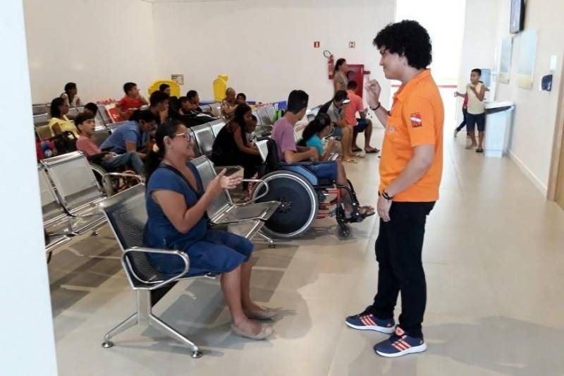A aposentada Ivone Assunção de Andrade, deficiente auditiva, destaca o diferencial ao receber assistência em um local totalmente inclusivo. “Para quem tem deficiência auditiva é muito importante que todos aqui saibam a Língua de Sinais. Nos sentimos incluídos e livres para interagir com todos e com o ambiente onde estamos sendo atendidos. Isso é maravilhoso!”, diz ela em Libras, em conversa com o auxiliar administrativo Ednelson da Silva Ladislau (foto), do Serviço de Atendimento ao Usuário (SAU), que estuda Libras no CIIR e faz reforço externo, pois pretende se tornar intérprete.
FOTO: ASCOM CIIR
DATA: 18.11.2018
BELÉM - PARÁ <div class='credito_fotos'>Foto: ASCOM CIIR | <a href='/midias/2018/originais/acfec9b8-95a3-4f66-9a4e-24a3aac8e4cf.jpg' download><i class='fa-solid fa-download'></i> Download</a></div>