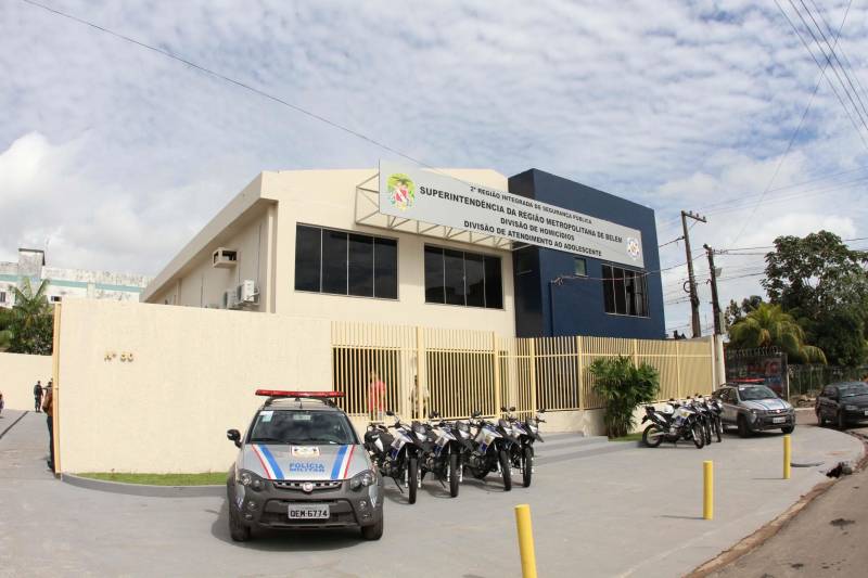 Sempre que algum caso ligado à segurança envolvendo crianças ou adolescentes acontecia em Ananindeua, Marituba ou municípios vizinhos, os agentes eram obrigados a se deslocar ate Belém. Os municípios da Região Metropolitana não dispunham de uma unidade da Data, Divisão de Atendimento ao Adolescente. E nesta quarta-feira, 30, esse problema acabou. O Governo do Pará inaugurou as novas instalações da 2ª Data do Pará, na Rodovia Mario Covas, em Ananindeua. Vinculada à Diretoria de Atendimento a Grupos Vulneráveis, a unidade terá circunscrição em Ananindeua, Marituba, Benevides e Santa Bárbara do Pará. 

FOTO: CRISTINO MARTINS / AG. PARÁ
DATA: 30.05.2018
 <div class='credito_fotos'>Foto: Cristino Martins/Ag. Pará   |   <a href='/midias/2018/originais/ad03105d-0972-4a62-a65a-e2d6da826374.jpg' download><i class='fa-solid fa-download'></i> Download</a></div>