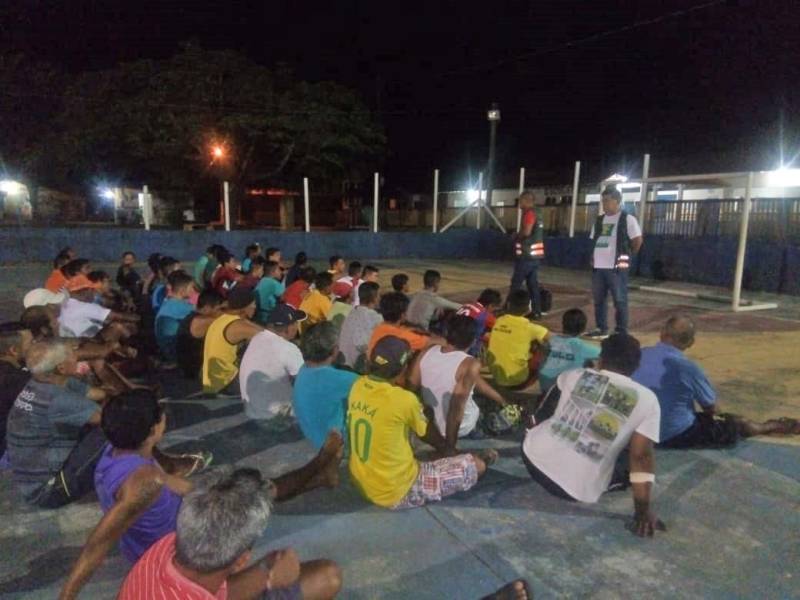 Cuidados com os animais e manutenção das rodas para circulação na areia não são disciplinas habituais nos cursos de capacitação de motoristas promovidos pelo Departamento de Trânsito do Estado (Detran), mas são essenciais no curso (foto) que o órgão, desde a última semana, realiza na Vila de Algodoal, município de Maracanã, na região nordeste, direcionado aos carroceiros que atuam como condutores de charretes, único veículo que pode circular por uma das praias mais bonitas do litoral paraense. Com carga horária de 30 horas, a formação visa formar condutores em condições de garantir a própria segurança, dos passageiros e pedestres, além de enfatizar os cuidados para o bem-estar dos animais e proporcionar um transporte de qualidade. Realizado em parceria com a Secretaria de Estado de Turismo (Setur), o curso começou no último dia 5 e prossegue até o próximo dia 14, reunindo cerca de 60 condutores, que estão sendo capacitados para prestação do serviço de locomoção à população e turistas, que procuram a ilha não só durante as férias de julho.

FOTO: ASCOM / DETRAN
DATA: 12.06.2018
MARACANÃ - PARÁ <div class='credito_fotos'>Foto: ASCOM DETRAN   |   <a href='/midias/2018/originais/ad0bdf67-2483-4e1b-823c-0d9536d1840e.jpg' download><i class='fa-solid fa-download'></i> Download</a></div>