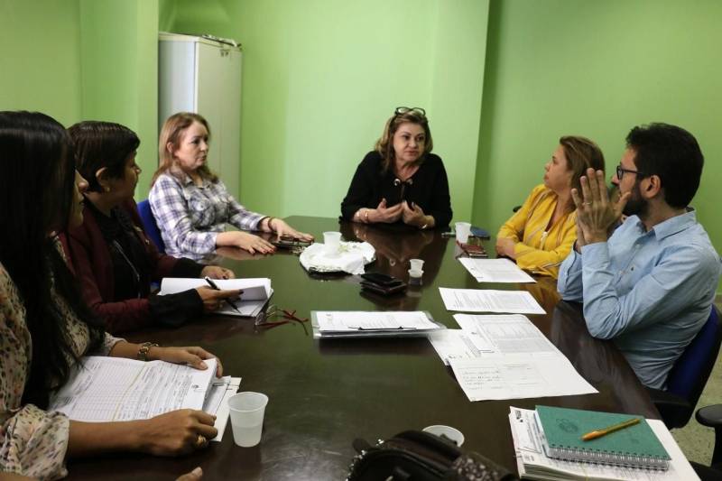 A proteção ao paciente em tratamento oncológico foi discutida em reunião, nesta sexta-feira (20), entre gestores do Instituto de Assistência dos Servidores do Estado do Pará (Iasep) e da empresa Auditoria Médica (Aumed), contratada pelo Instituto para auxiliar na regulação em saúde. Os técnicos do setor vão reavaliar os protocolos clínicos do Plano Iasep com o objetivo de garantir maior efetividade nos tratamentos contra o câncer. “É necessário analisar principalmente a questão de medicações off label (sem registro e indicação de uso respaldados pela Agência Nacional de Vigilância Sanitária – Anvisa) e a necessidade das clínicas oferecerem total amparo aos pacientes no caso de intercorrências durante o procedimento quimioterápico”, orientou a presidente do Instituto, Iris Gama, aos médicos e demais profissionais envolvidos na revisão das regras de regulação do órgão.
FOTO: ETTIENE ANGELIM / ASCOM IASEP
DATA: 20.04.2018
BELÉM - PARÁ <div class='credito_fotos'>Foto: ETTIENE ANGELIM / ASCOM IASEP | <a href='/midias/2018/originais/ad0f2080-46e0-4284-97dd-b0109c481b58.jpg' download><i class='fa-solid fa-download'></i> Download</a></div>