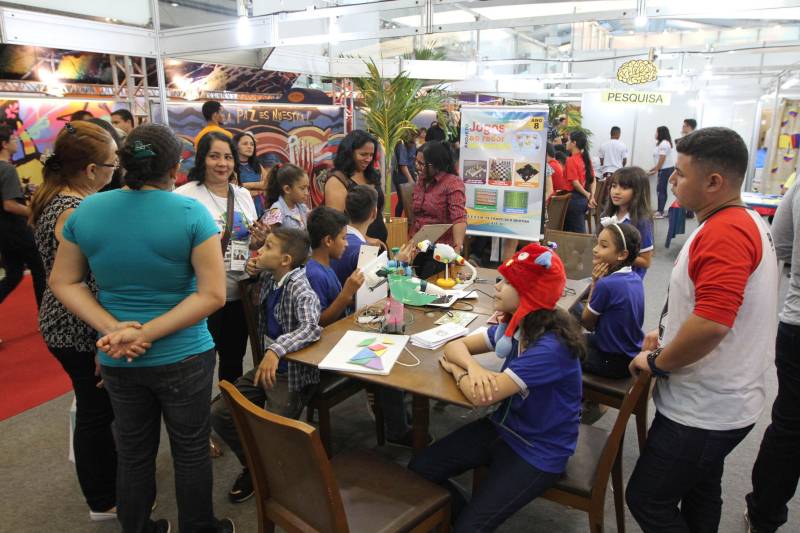 Corredores do Hangar Centro de Convenções durante a XXII Feira Pan-Amazônica do Livro, que começou neste sábado (2), em Belém. Um grande público compareceu ao segundo dia da feira, aproveitando as atrações culturais e as exposições nos estandes de livros na tarde de domingo.
FOTO: CRISTINO MARTINS / AG. PARÁ
DATA: 03.06.2018
BELÉM - PARÁ <div class='credito_fotos'>Foto: Cristino Martins/Ag. Pará | <a href='/midias/2018/originais/ad142c6d-c734-46cb-ab54-607dd1855456.jpg' download><i class='fa-solid fa-download'></i> Download</a></div>