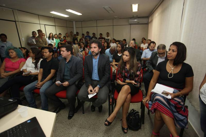 Após seis meses de captação, contabilização e estudos de dados obtidos de diversas instituições do Estado e do país, a Fundação Amazônia de Amparo a Estudos e Pesquisas (Fapespa) lançou, nesta quarta-feira (4), o “Perfil da Juventude Paraense 2018”, estudo que tem por principal objetivo, disponibilizar um conjunto de informações que identifica a juventude do Pará, visando contribuir para a manutenção de uma agenda que dará tratamento especial aos jovens do Estado. “Lançamos um documento inédito que contempla diversas faces da juventude paraense, desde onde ela está, quantos são, quais suas dificuldades e até mesmo quais seus sonhos. Podemos descobrir, entre outros dados, que 26% da população do Pará é de jovens entre 15 e 29 anos, sendo que destes, 22% (o equivalente a 521 mil), estão sem estudar e sem trabalhar, o que pode fazer com que se envolvam com a criminalidade”, explicou Eduardo Costa, presidente da Fapespa.
FOTO: CARLOS SODRÉ / AG. PARÁ
DATA: 04.04.2018
BELÉM - PARÁ <div class='credito_fotos'>Foto: Carlos Sodré/Agência Pará | <a href='/midias/2018/originais/ad2bf63c-7035-4051-8ebb-d22ab0c2c28d.jpg' download><i class='fa-solid fa-download'></i> Download</a></div>
