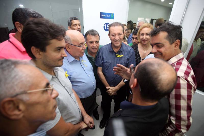 “Fiz questão de trazer minha filha para seu primeiro exercício de cidadania que é ter uma carteira de identidade, ainda mais em um local como este, que permite resolvermos várias pendências com mais conforto e praticidade”, comemorou o senhor Genival de Oliveira, 40 anos, pai da pequena Gabrielle, 8 anos. A família de seu Genival é uma das milhares que serão beneficiadas no município de Parauapebas, no sudeste paraense, com orientações e serviços de diversos órgãos estaduais em um único local: a Estação Cidadania. O espaço, localizado no Shopping Karajás, foi entregue oficialmente à população na manhã deste sábado (19). A cerimônia contou com a presença de secretários de Estado, parlamentares, entre outras autoridades locais. Esta é a segunda Estação Cidadania da região. A primeira é a de Marabá.
FOTO: THIAGO GOMES / AG. PARÁ
DATA: 19.05.2018
PARAUAPEBAS - PARÁ <div class='credito_fotos'>Foto: Thiago Gomes /Ag. Pará | <a href='/midias/2018/originais/ad2eeed9-f5dc-4759-b908-420cc0ddcfcf.jpg' download><i class='fa-solid fa-download'></i> Download</a></div>